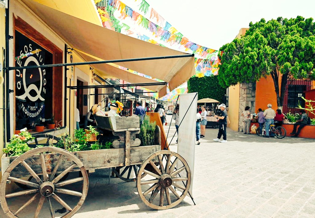 TEQUISQUIAPAN Y SU MAGIA ÚNICA...

Además de sus días soleados y aguas termales, el #PuebloMagico de #Tequisquiapan es famoso por conservar entre sus calles el encanto colonial queretano. Fundado en 1551 entre la ribera de un río con sauces y sabino, este pintoresco pueblo fue