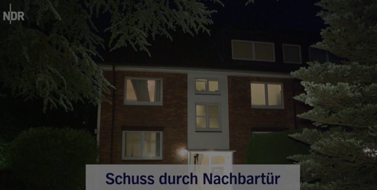 #Neonazi in Haft. Der 48-jährige Mann hat am 27.5. in #Hamburg #Niendorf mit einer Waffe auf die Tür einer Nachbarin geschossen. In der Wohnung des Täters wurden mehrere Schusswaffen, verfassungswidrige Symbole, ein Hitler-Bild & ein Dolch mit SS-Runen entdeckt.

#HH2705 #NoNazis