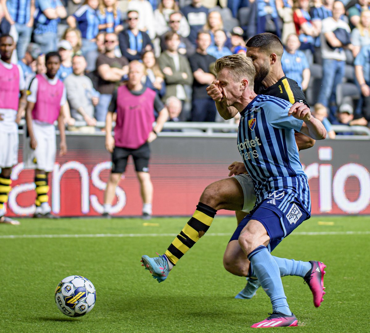 joakimhall's tweet photo. Skön näve av Faraj ändå... #AIK https://t.co/BN9j5IB2nH