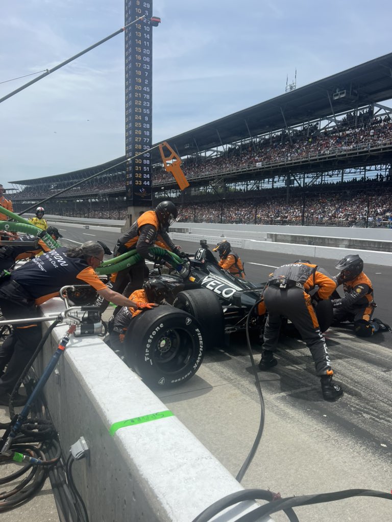 ArrowMcLaren's tweet photo. Pato makes a pit under the yellow for a full tank and fresh tires. https://t.co/8lfp4nIA47
