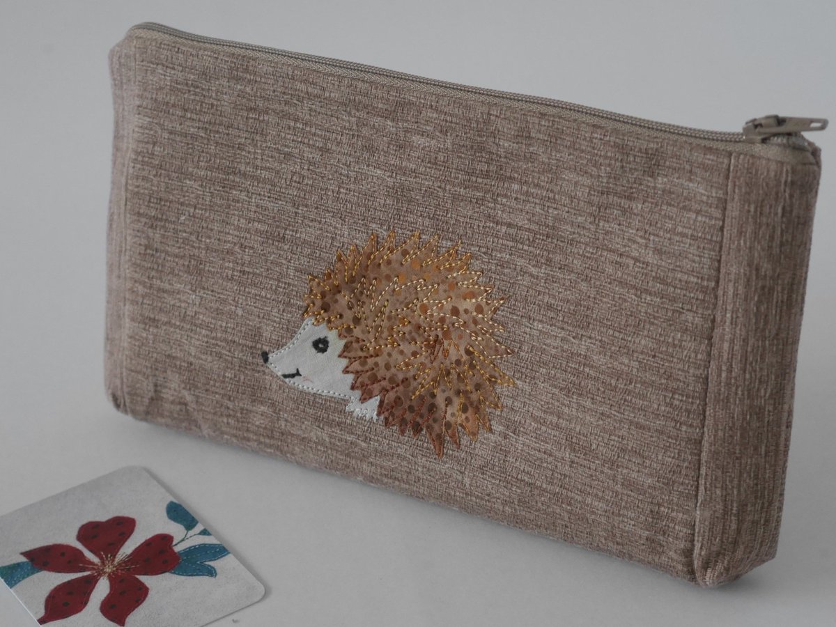 Who doesn't love a happy #hedgehog and here's mine appliqued on a multi-use zipped pouch! etsy.me/3Kj8LTE 
#shopindie #shopontwitter #shopsmall #handmade