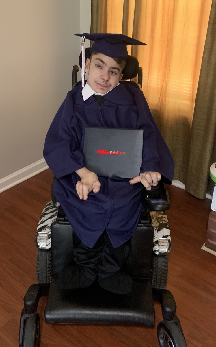 GRADUATED TODAY!!!!!Letsss goo. all A's for last semester. Now im really gunna grind Rocket League and Content Creation. hopefully gc3 to Top100 in 1 year