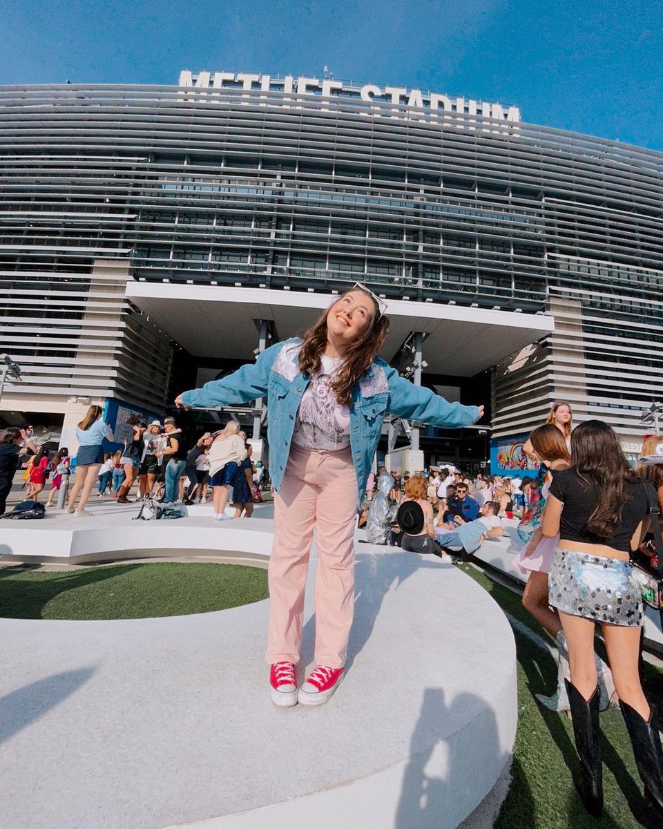 taylornation13's tweet photo. #EastRuthTSTheErasTour.. ready to show Taylor what this mega crowd is all about again tonight? ✨🥰 https://t.co/H7b119sTCY