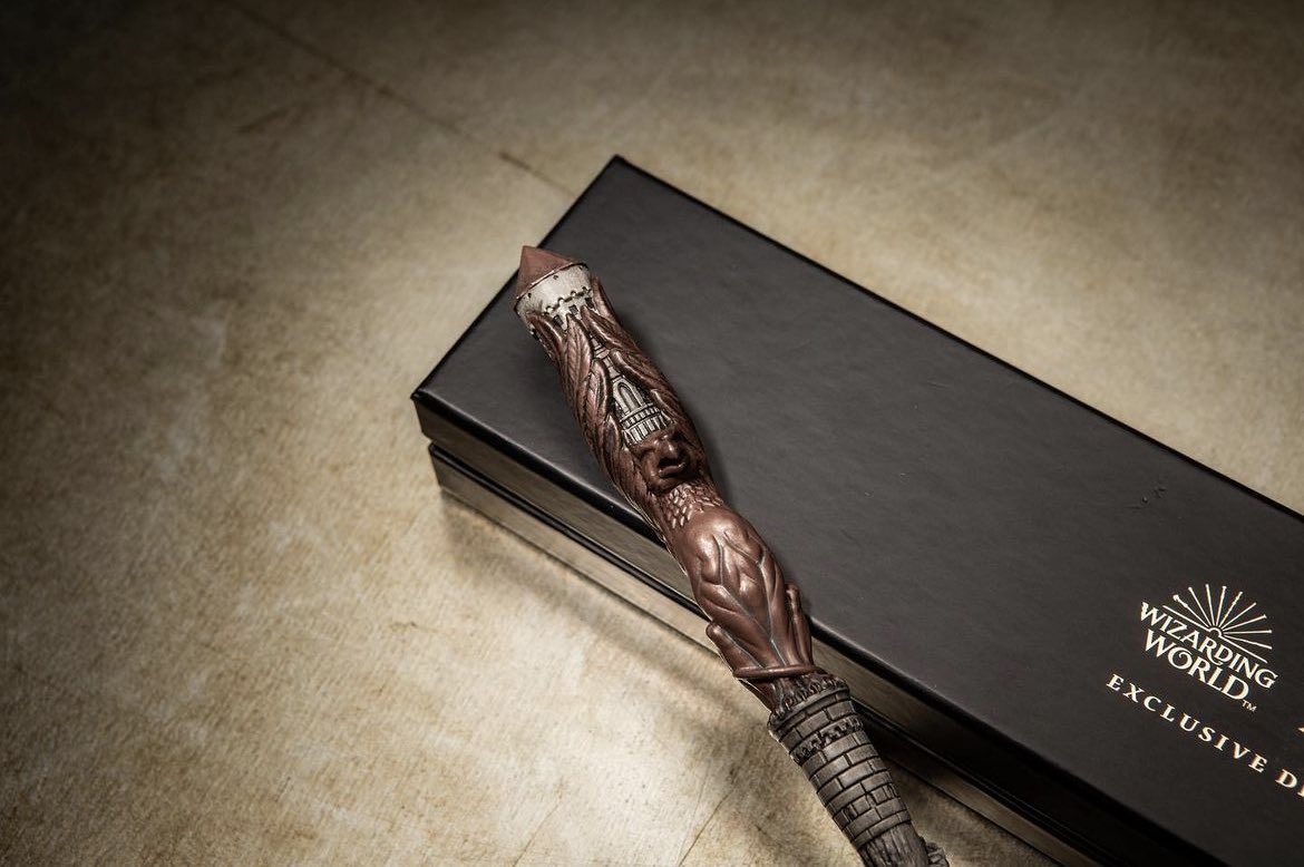 🪄 A new exclusive wand is only available at the @HarryPotterNY store! 

This new wand is inspired by the beautiful griffin stairwell in the #HarryPotter films.