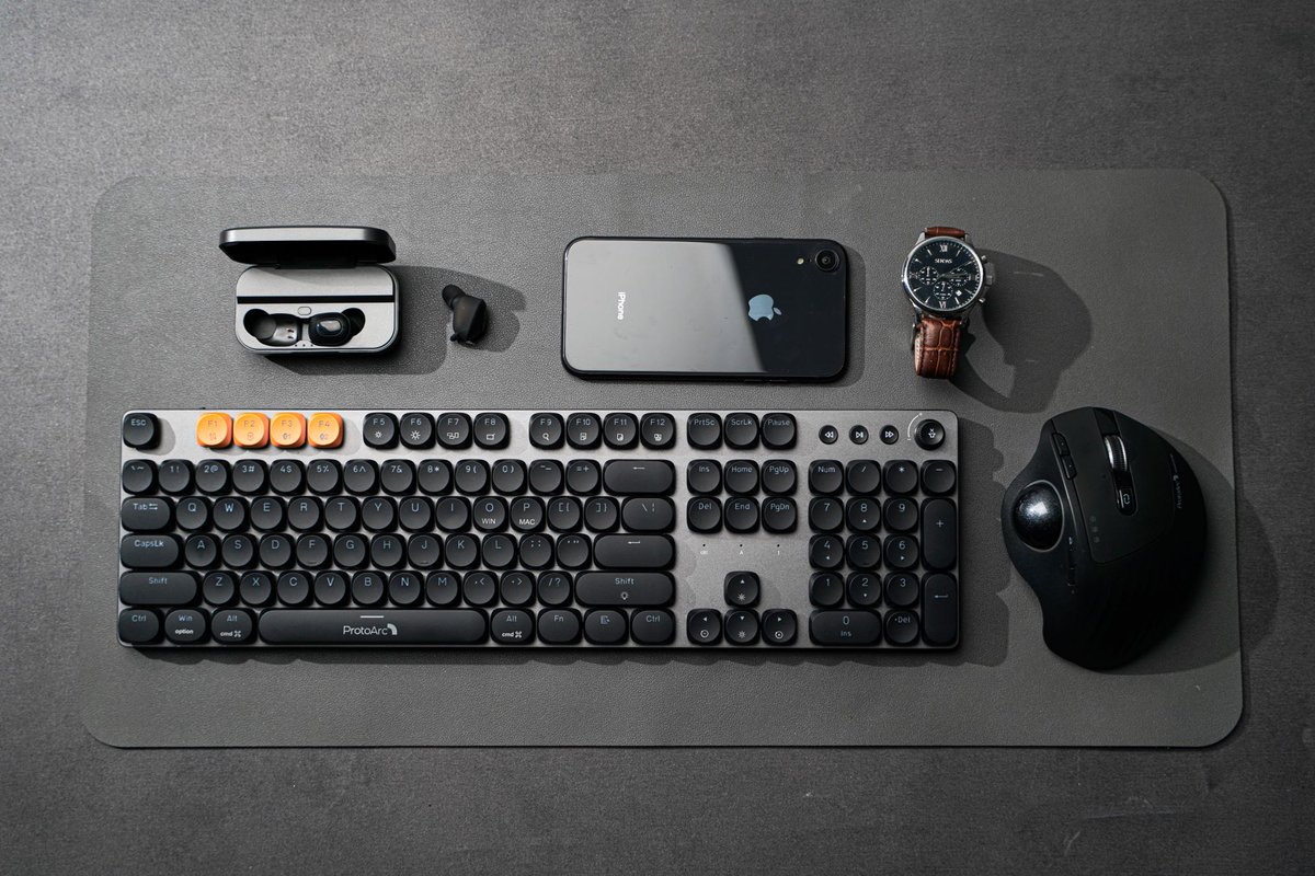 protoarc_'s tweet photo. Sunday reset means a productive week ahead!
Do you have a Sunday reset routine for your workspace?
How’s everyone’s Sunday treating them?? 😊
#Cleandesksetup #setup #desksetup #dreamsetup #dreamsetups https://t.co/i2BBh6JW86
