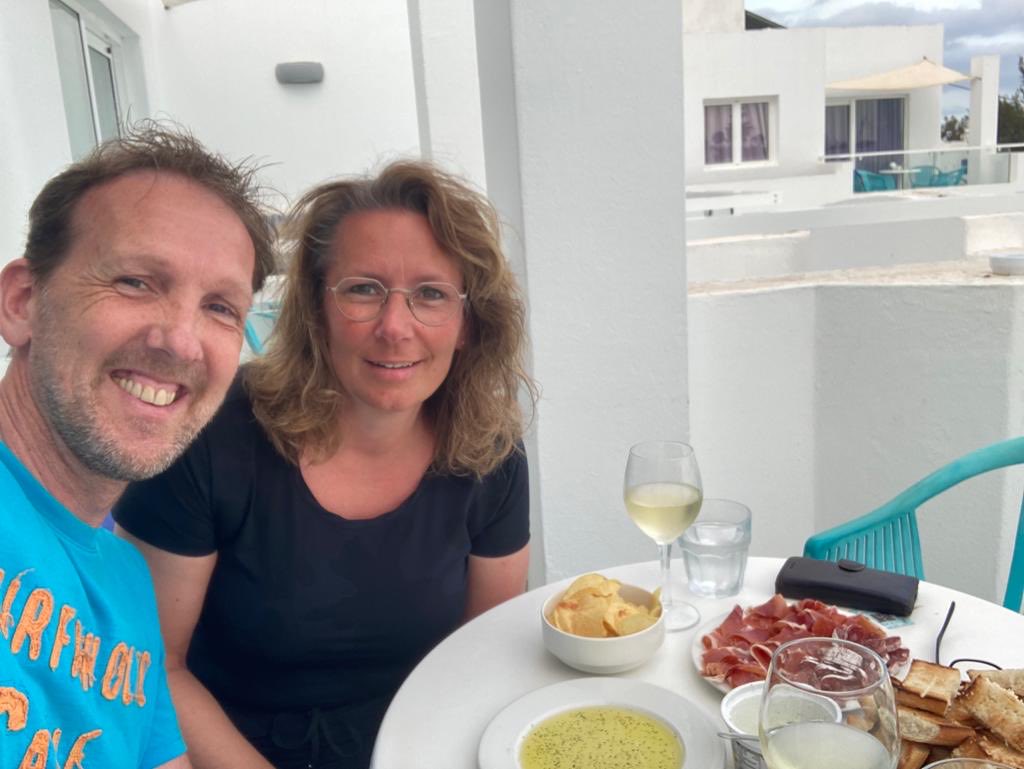 walvootweet71's tweet photo. Tapasavond op #Lanzarote Puerto del Carmen ❤️. Met een gast aan tafel…. https://t.co/GCnN71UU2E