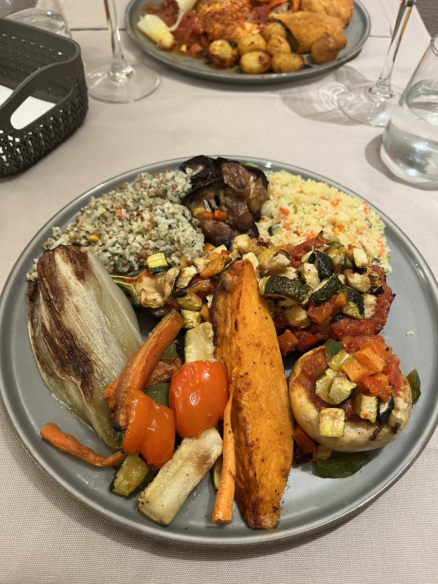 fm_roos's tweet photo. Wij aten vanavond koosjer en - of course - vegan. Nu al snakkend naar de vacuüm takeaway voor dinsdagavond. 🤤

#antwerpen #antwerp #koosjer #kosher #hoffys #vegan #veganfood #plantaardig #jewish #joods https://t.co/WzsmrBalfW