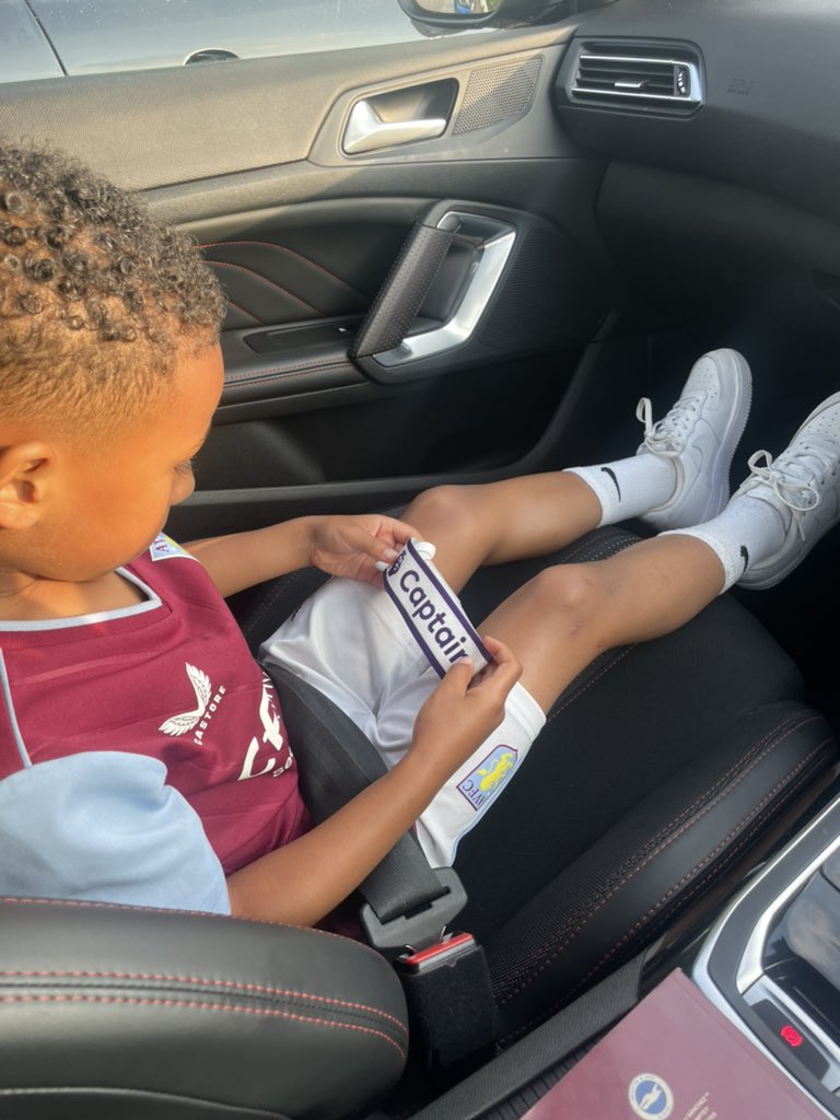 JordanJay90's tweet photo. A perfect end to a perfect day at Villa Park! Thank you @jmcginn7 🫶🏾🦁💜

#utv #AVLBRI #avfc #europaconferenceleague #europeantour #unaiemery #bigstage2023 #premierleague https://t.co/YzkjcsODba