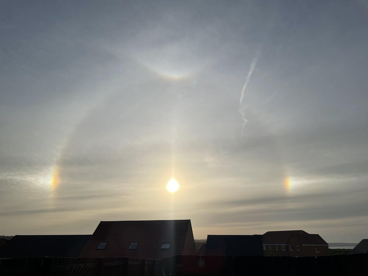 h0dgey's tweet photo. @LucyWeather Interesting view of the sun this evening in Hartlepool, Teesside.. never seen anything like this in my 52 years.. 🤣🤣 https://t.co/FagFEgXW97