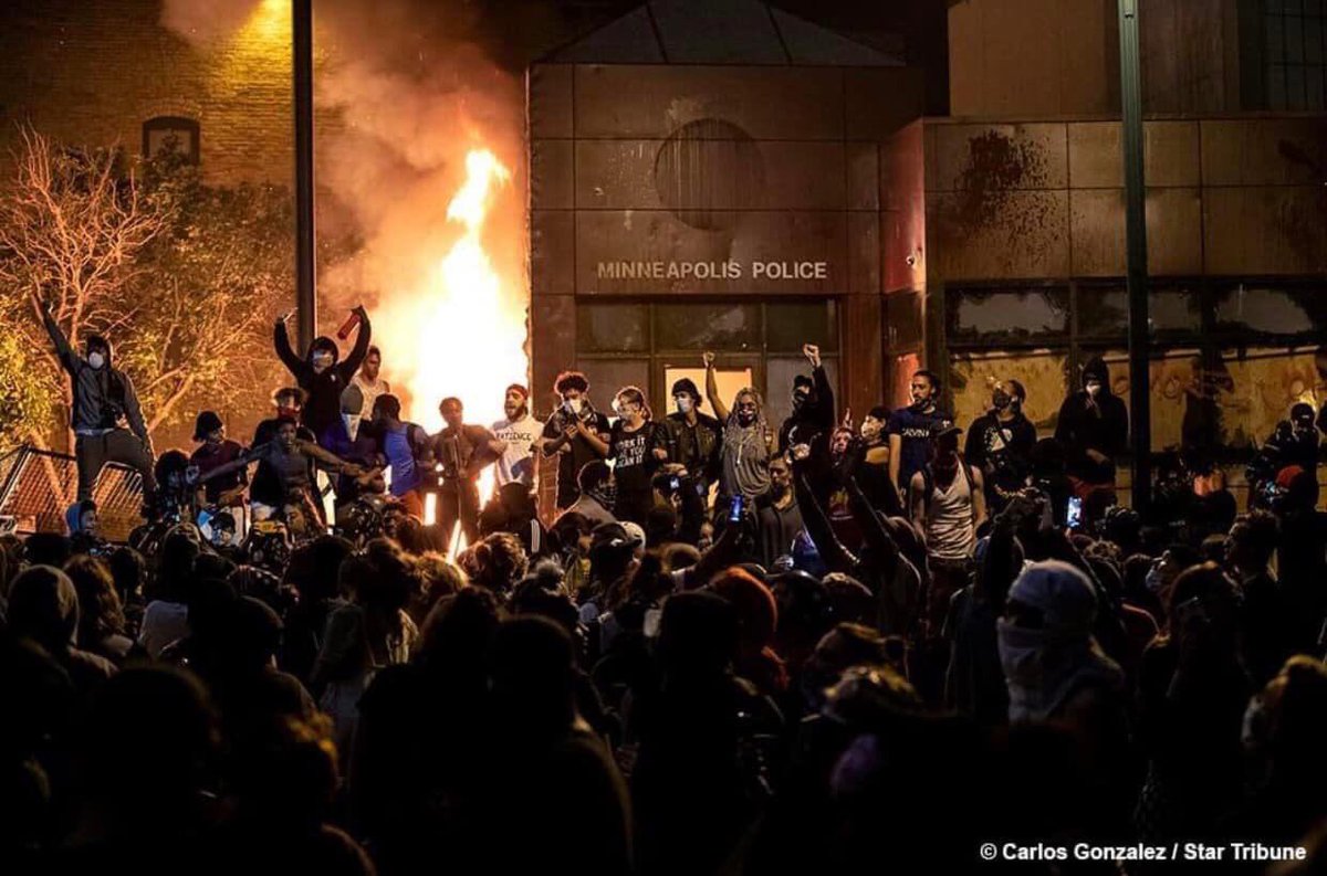 JenniferJenn612's tweet photo. #PeopleOverProperty
May 28, 2020 Henn Cty Atty Mike Freeman holds a press conference to announce he doesn’t have enough evidence to charge the 4 MPD cops.
🔥Later that night the 3rd Precinct goes up in flames after cops abandoned the building🔥
📸 Carlos Gonzalez https://t.co/q2PdyAMPGR