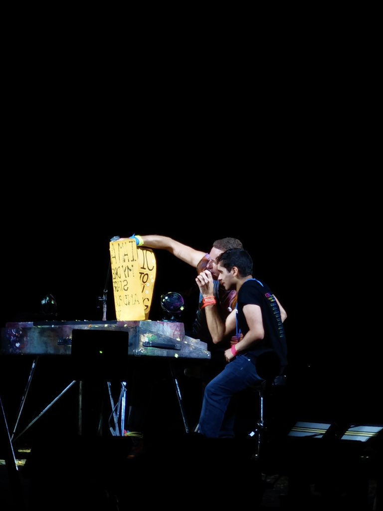picosuarez's tweet photo. Ayer en el concierto de Coldplay, Chris Martin subió a la tarima a un chico con autismo.

Fue un momento sublime.

Luego, al bajar, le envió un saludo a su familia y dijo que era de: Venezuela 😭😭😭😭 https://t.co/dr5zDs8hnk
