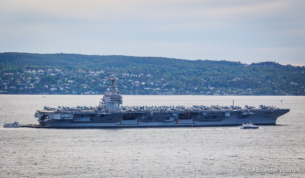 avestrum's tweet photo. Så måtte jeg også ta en tur for å se på dette båtgreiene, da... 😃 #ussgeraldrfold #usnavy https://t.co/TrVf6IRXHO