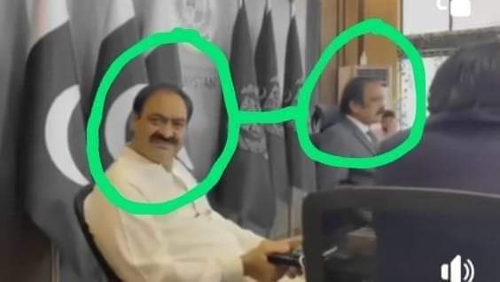 KamranKMomand's tweet photo. کیا یہ وہی شخص نہیں ہیں جس نے کور کمانڈر ہاؤس پر حملے کے لوگوں کو اکسایا تھا https://t.co/96FWoMrj56
