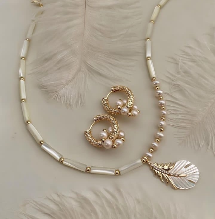 MoonandBack07's tweet photo. Feather-pearl necklace 😍
What a combination!😯
Who would you like to give as a gift?😌
Inspired by @moonandbackjewelrys 
Clicked by @zoe_barbakadze 

#necklace #jewelry #earrings #jewellery #fashion #handmade #accessories #bracelet #pearl #silver #earrings https://t.co/uP1RAmtznW