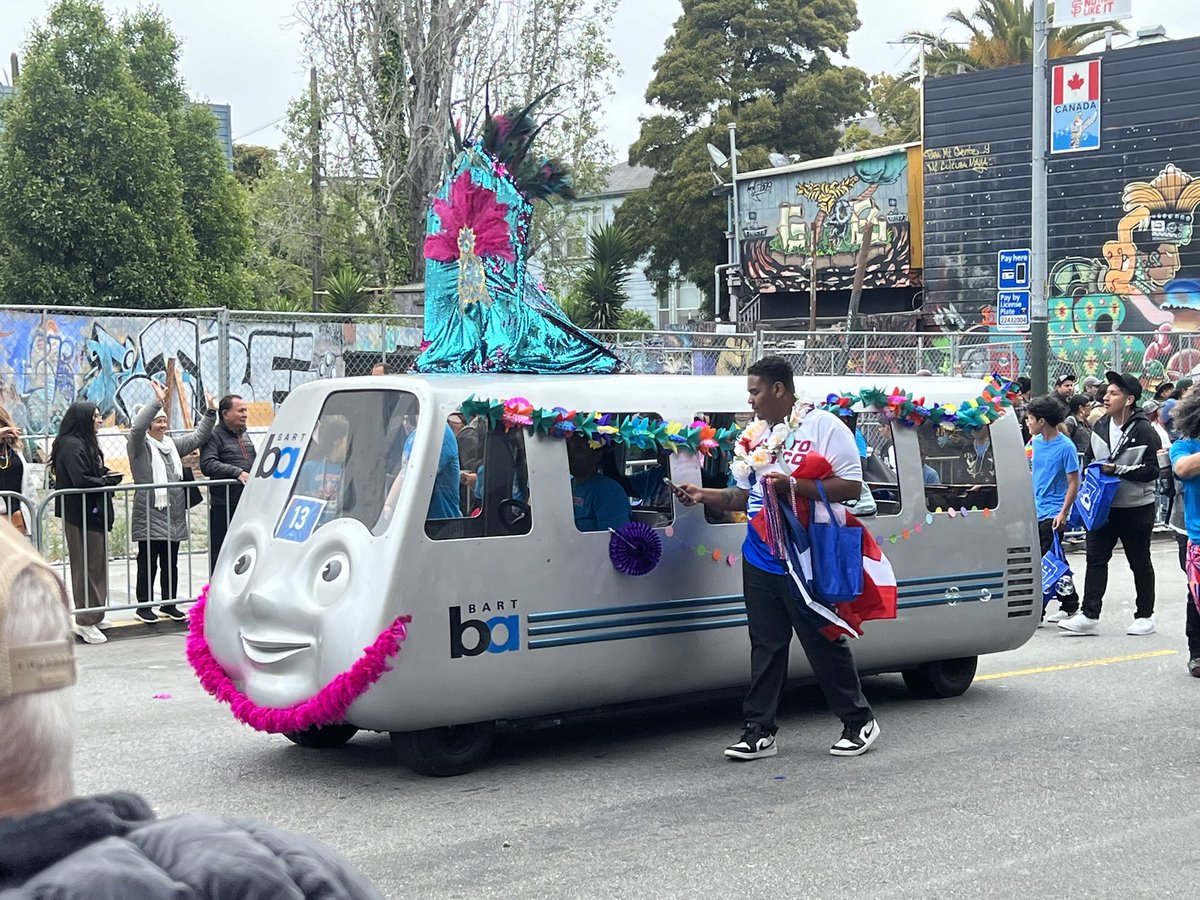 El_Ahuizotl's tweet photo. It’s all ❤️ love 💕 in the City today! #SFCarnaval https://t.co/F7wenSNWIW
