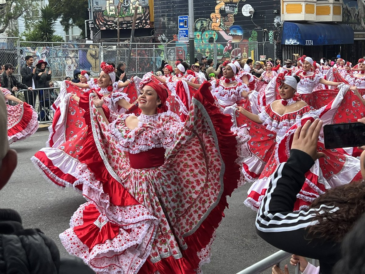 El_Ahuizotl's tweet photo. It’s all ❤️ love 💕 in the City today! #SFCarnaval https://t.co/F7wenSNWIW