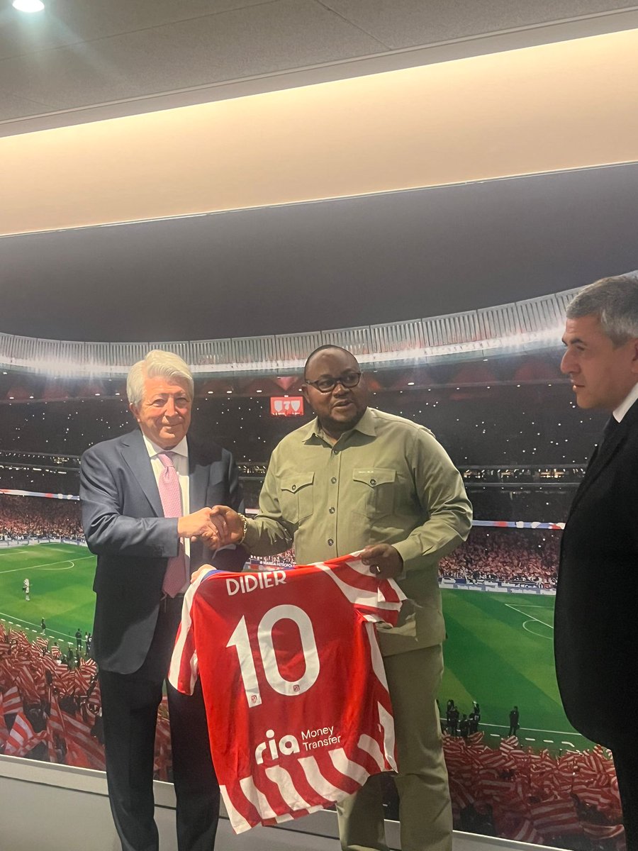 NtumbaSymphori2's tweet photo. Dans le cadre de la publicité de la RDC coe une nouvelle destination touristique, le tabernacle de la sagesse @DMazenga, Ministre du Tourisme de la RDC s'est entretenu avec le Président de l'Atheltico de Madrid. https://t.co/KnOv2ENDi4