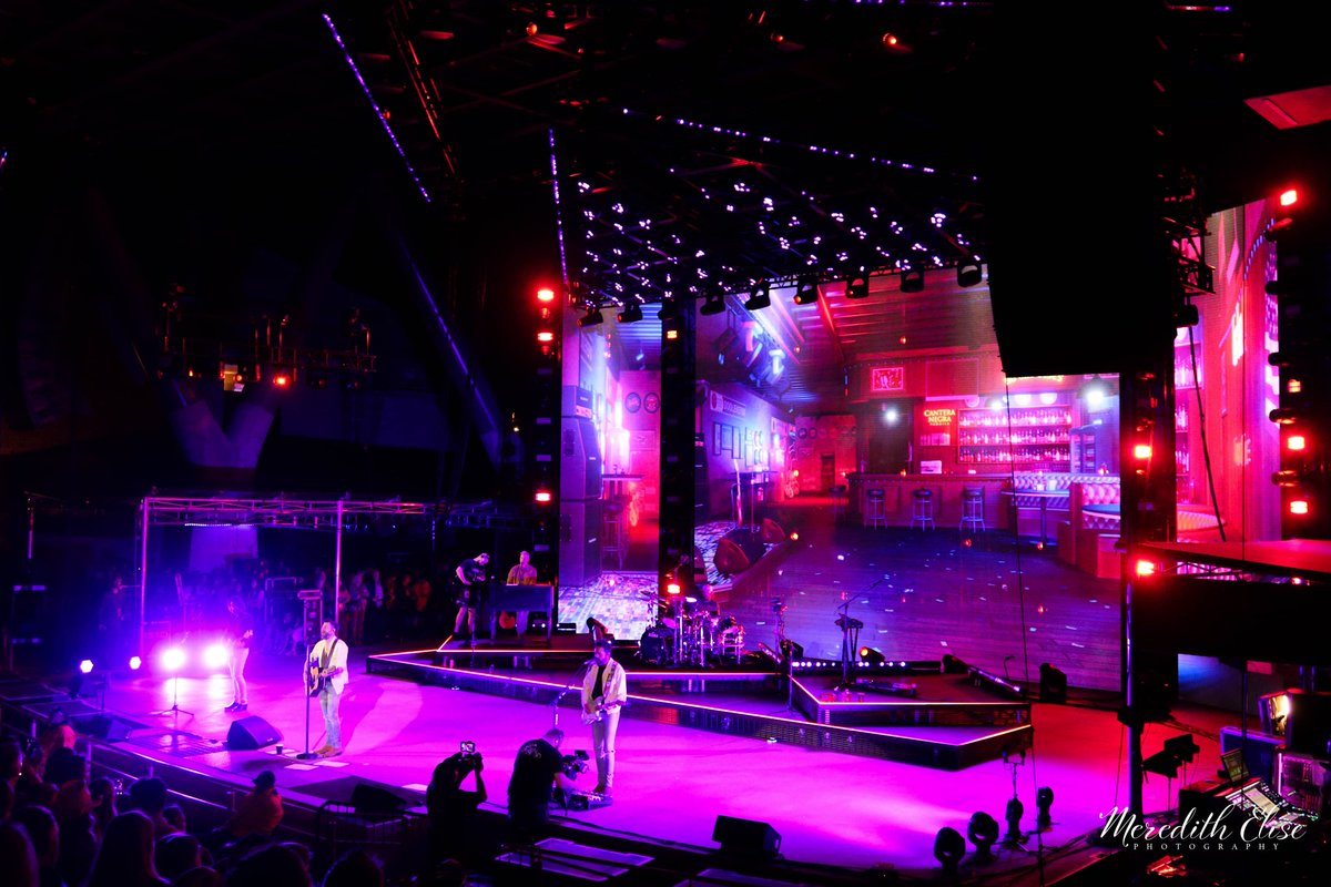 olddominionfan's tweet image. 🎤🎸🎶
🎥: @MeredithElise86
#Redrocks #olddominion #odarmy
#EdwinMcCain