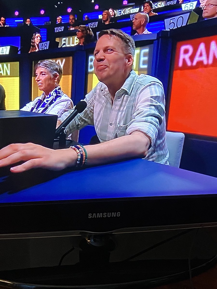 FransIIIJanssen's tweet photo. Nu een keertje niet in het publiek bij #deslimstemens maar als “niet de slimste” bij #eentegen100 https://t.co/aP2FS2LaNR
