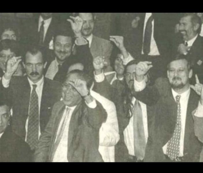 juliovschneider's tweet photo. Maio de 2000. Congresso debochando do reajuste de 16,2% dado por FHC  para o salário mínimo. Agora foi de 8,9%. Lembram do gesto? E das figuras na foto? https://t.co/zkwYPV69xJ