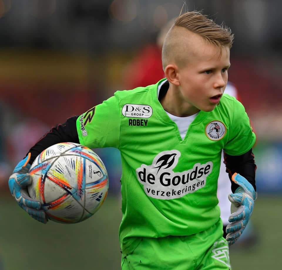 ❗️🧤Wil jij als keeperstrainer ervaring op doen, jezelf ontwikkelen, een kijkje in de keuken nemen bij de jeugdkeepers opleiding van Sparta Rotterdam?
Stuur dan een bericht met een korte motivatie en jouw keepers/trainersachtergrond naar m.straver@sparta-rotterdam.nl