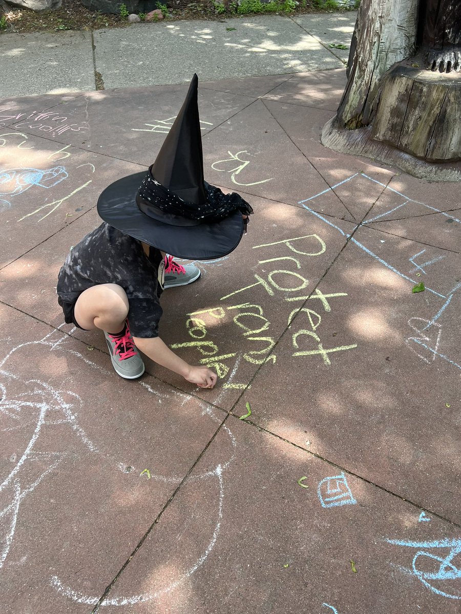 She a witch with a message for the @RedBalloonBooks patio ♥️