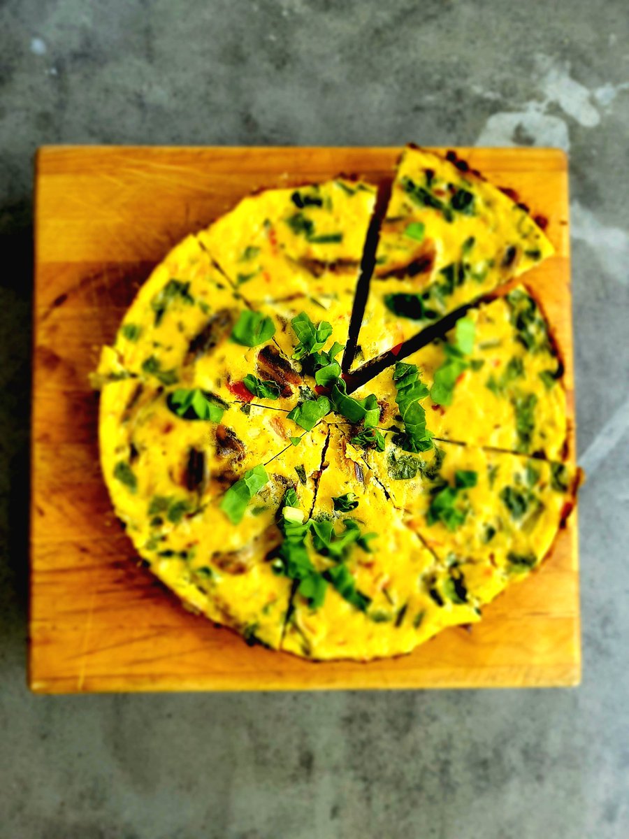 When family come to visit, it's frittata time. 1/2