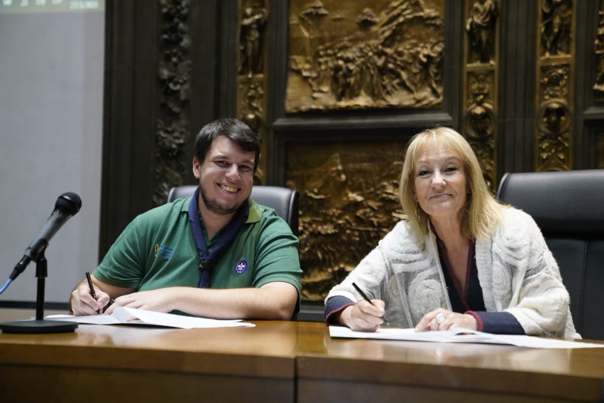 MScoutUy's tweet photo. ✍️ Firmamos un Acuerdo Marco de Cooperación con la Intendencia de Montevideo que nos permitirá seguir llevando adelante acciones de alto impacto en conjunto y colaborando desde nuestro lugar con la construcción de una sociedad más justa e igualitaria ⚜️

📸 @montevideoim https://t.co/L2o0mjMfzY
