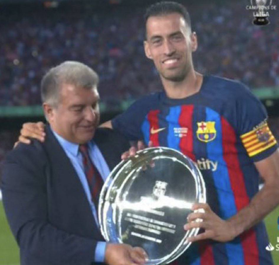 📸 Mövsüm sonunda klubu tərk edəcək olan Jordi Alba və Sergio Busquets'ə Joan Laporta tərəfindən simvolik hədiyyə verildi. #FCBAZFAN