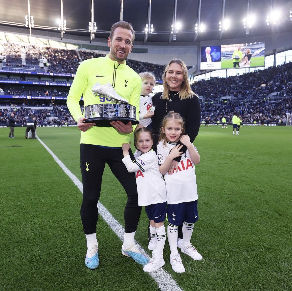 Harry Kane message to Spurs fans: “The season didn’t go how we wanted, but I can only thank Tottenham fans for their relentless support all year”. ⚪️ #THFC

“Becoming club’s all time leading goal scorer fills me with incredible pride”.