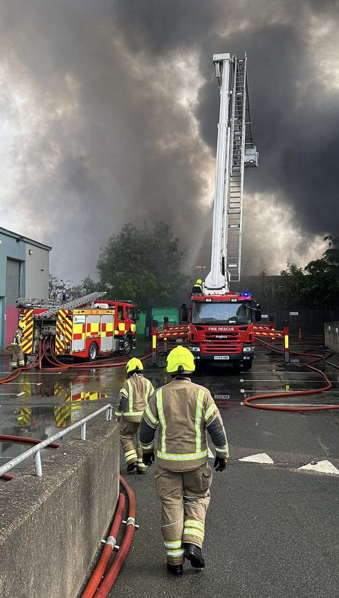 Crews have left the scene of a large industrial unit fire in Progress Road, Eastwood after 36+ hours of firefighting.

We believe this fire was started deliberately and we're urging anyone who knows how this fire started to report it to FireStoppers: orlo.uk/RJ12p