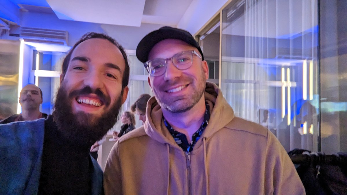 Hey @taylorotwell, sending you #Laravel levels of joy on your birthday! Was such an honor to meet you at the Laracon in Lisabon! Here's to another year of 'migrating' towards greatness!

#CodingLegend 🎂🎉🎈