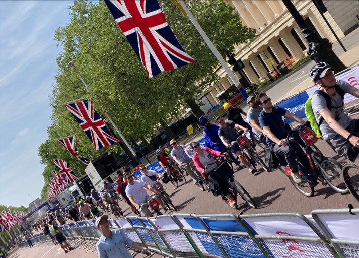Pros in convoy &amp; fans en masse on The Mall <a href="/RideLondon/">Ford RideLondon</a>.  All passed the Trafalgar Sq fanzone HUB, having parked the car this fine sunny Sunday
 ford.co.uk/experience-for…
