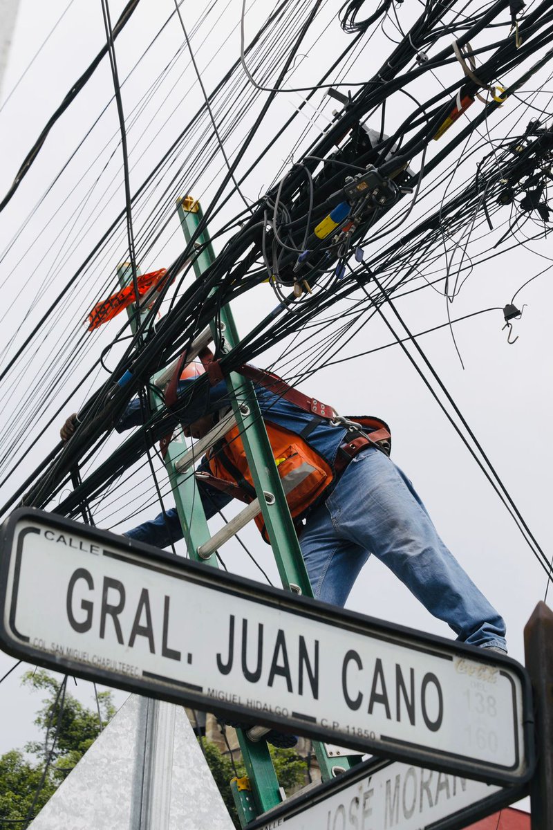 mauriciotabe's tweet photo. Seguimos desenmarañando nuestros postes de los cables en desuso, gracias a las empresas cableras por apoyarnos a hacerlo posible. Continuamos en más colonias, ¿por dónde seguimos?

📍Col. San Miguel Chapultepec. https://t.co/HnGxTNC1w3