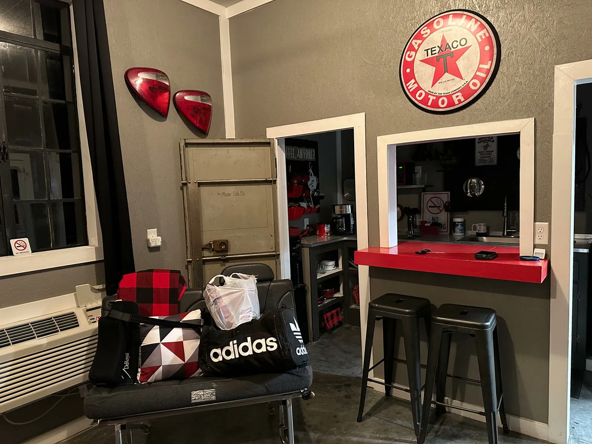 Travel_Butlers's tweet photo. While in NWA, we’re staying at this sweet garage themed Airbnb! Deanna has been an amazing host and her space is lovely! Check it out! ⬇️

https://t.co/28peYbHPaD

@artourism 
@Airbnb 

—

#Rogers #Arkansas #TheNaturalState #Airbnb https://t.co/JQckVcVwp9