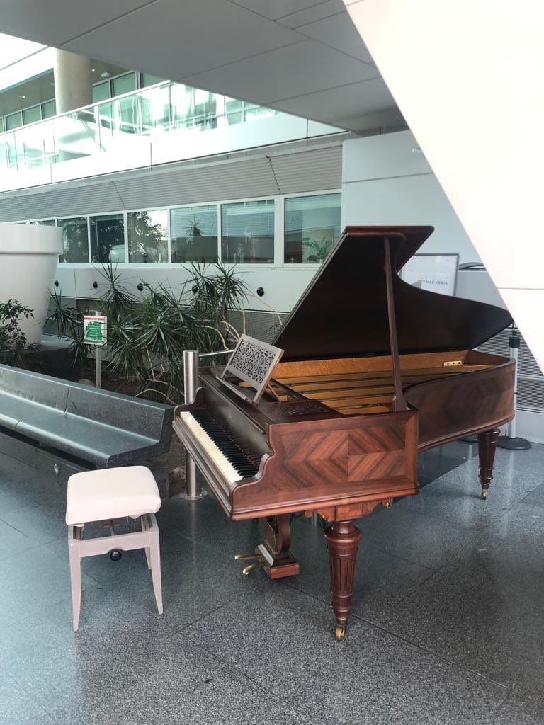 Mes parents ont donné notre piano à l’Hopital Georges Pompidou pour qu’il puisse profiter aux patients. Je suis fier de le voir là pour sa nouvelle vie. ❤️