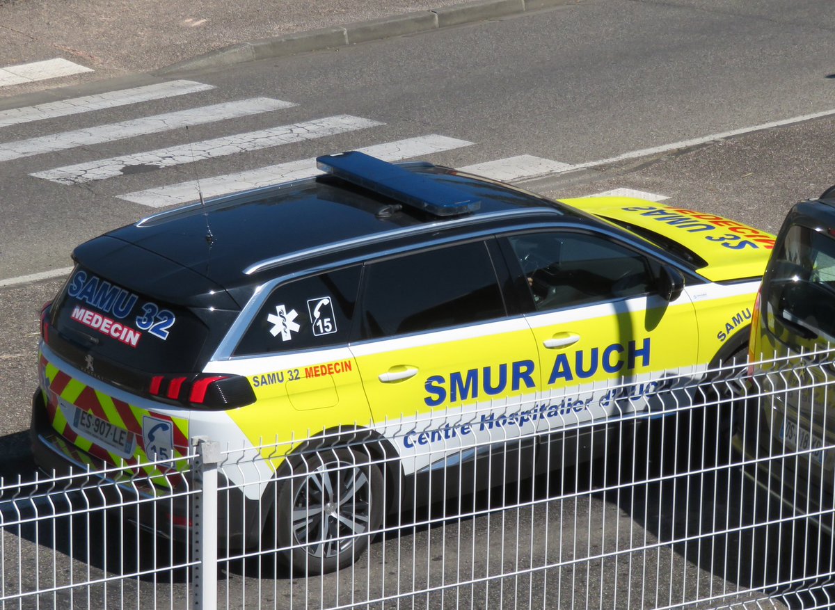 elmtdp's tweet photo. Nouvelle voiture de fonction pour Antoine Dupont, aperçue ce soir sur le parking d’Ernest Wallon #9x8Project #STCAB https://t.co/eSXQl4M5Cc