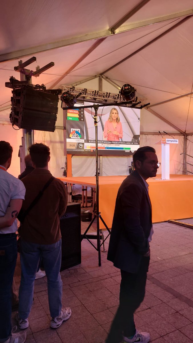 angels_0c's tweet photo. Els primers resultats de les eleccions comencen a moure Compromís. De moment, els dirigents esperen dins la seu a les pròximes actualitzacions. Continuem pendents de com avancen els escrutinis.
@LasNaves
@Novatos28M @RotativoUCHCEU @unioperiodistes #novatos28m https://t.co/ri0EXYAbCK