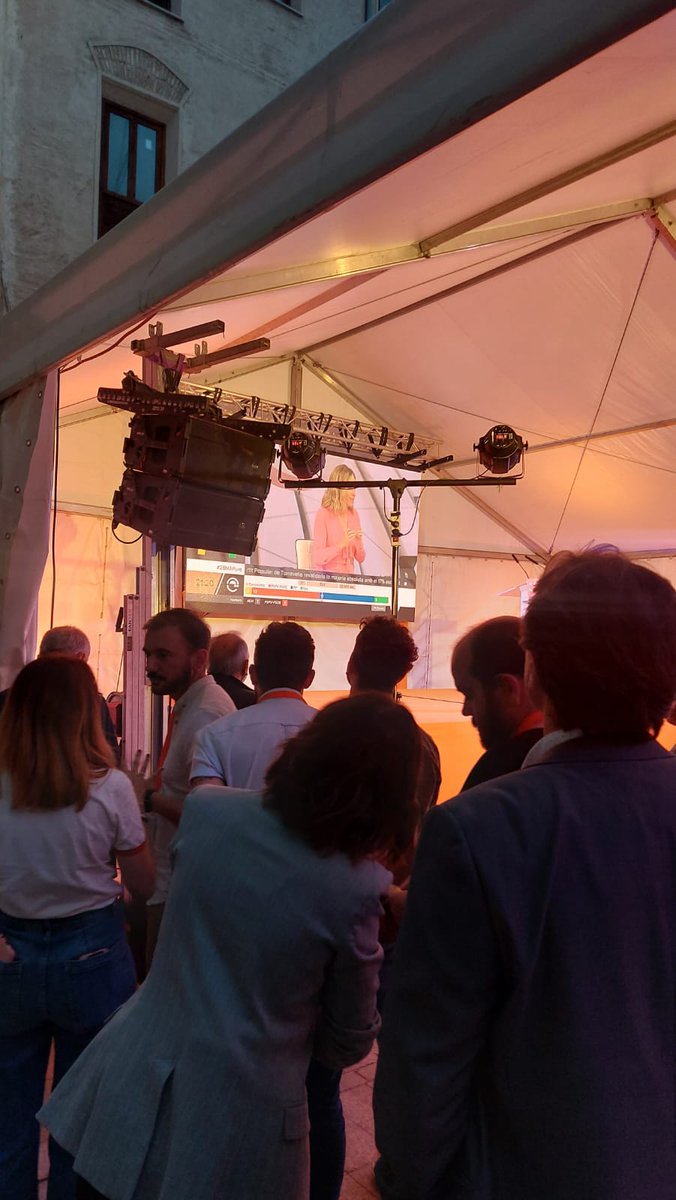 angels_0c's tweet photo. Els primers resultats de les eleccions comencen a moure Compromís. De moment, els dirigents esperen dins la seu a les pròximes actualitzacions. Continuem pendents de com avancen els escrutinis.
@LasNaves
@Novatos28M @RotativoUCHCEU @unioperiodistes #novatos28m https://t.co/ri0EXYAbCK
