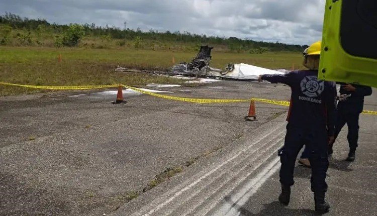 freddyp44055243's tweet photo. #JuntosHaciaLaProsperidad
🗞 Accidente aéreo en Maturín cobró la vida de dos personas
#Monagas La aeronave se apagó y se precipitó en la pista de aterrizaje del Aeropuerto Internacional de Maturín https://t.co/489AiIjRLK