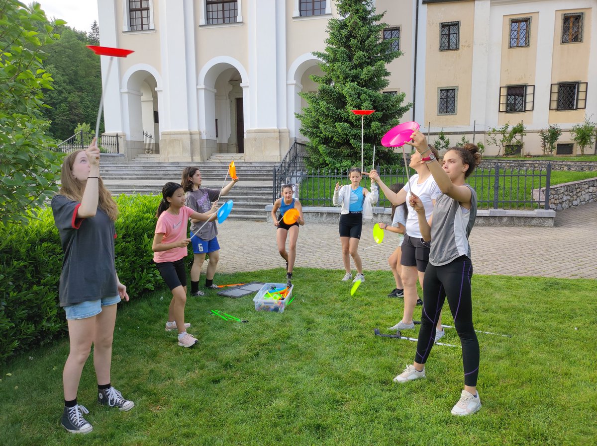 OSsencur's tweet image. Danes smo spoznavali znamenitosti našega glavnega mesta, nato pa se sprehodili okoli jezera Črnava. Čudovit dan smo zaključili s piknikom za učence in starše v Adergasu. #Cmepius #Erasmus #ljubljana #Adergas