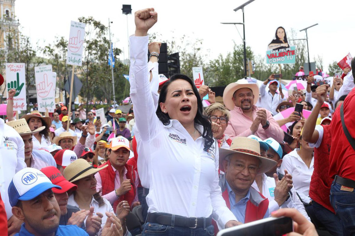 AccionNacional's tweet photo. Las elecciones se ganan con votos no con encuestas, por eso hoy desde una plaza llena en Toluca dejamos claro que el Estado de México se respeta y haremos lo que nos toca para ganar el próximo 4 de junio la gubernatura con @AlejandraDMV.

#VotaPAN
#VotALE https://t.co/W0kNOMy476