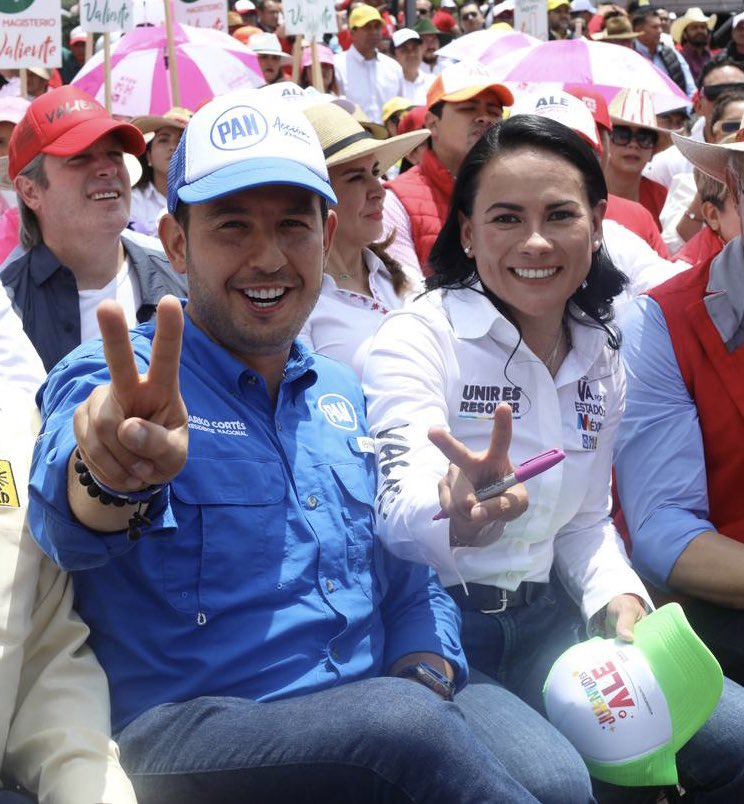 AccionNacional's tweet photo. Las elecciones se ganan con votos no con encuestas, por eso hoy desde una plaza llena en Toluca dejamos claro que el Estado de México se respeta y haremos lo que nos toca para ganar el próximo 4 de junio la gubernatura con @AlejandraDMV.

#VotaPAN
#VotALE https://t.co/W0kNOMy476