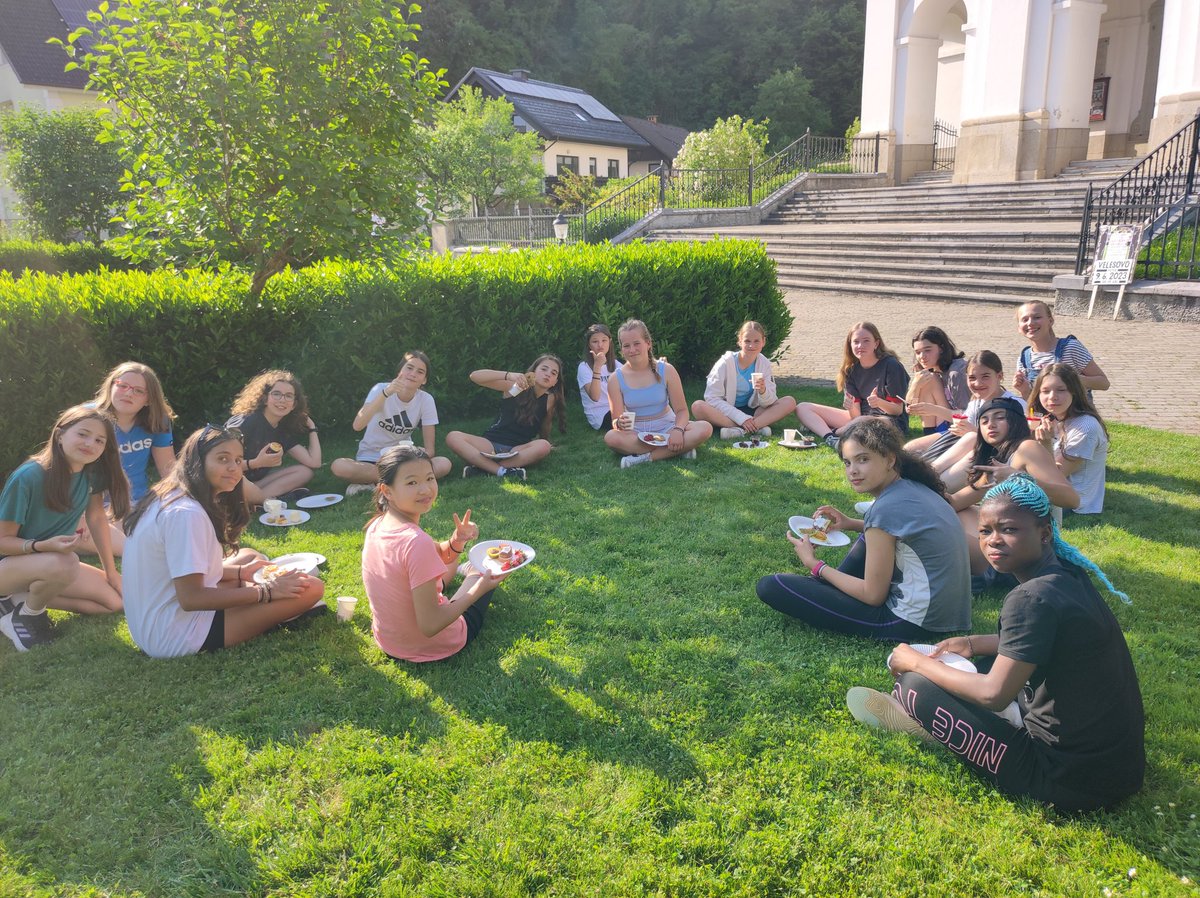 OSsencur's tweet image. Danes smo spoznavali znamenitosti našega glavnega mesta, nato pa se sprehodili okoli jezera Črnava. Čudovit dan smo zaključili s piknikom za učence in starše v Adergasu. #Cmepius #Erasmus #ljubljana #Adergas