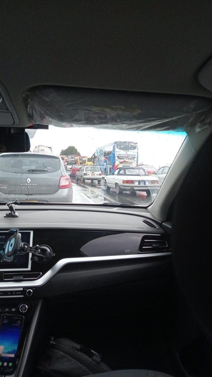 JavierRozo's tweet photo. El trancon entrando a Bogotá está imposible gracias a una película que está grabando @CaracolTV 

@DagoGarciaProd es en serio embotellar más la autonorte un domingo ? @SectorMovilidad @ClaudiaLopez https://t.co/ML30M8R6Xj