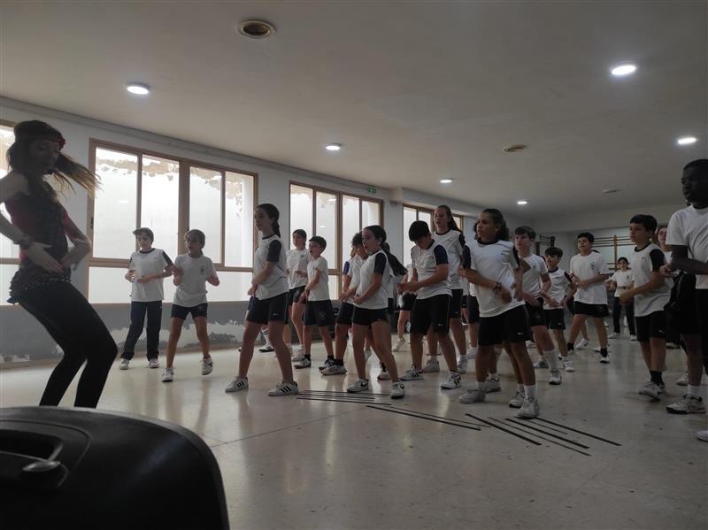 colefrancesas's tweet photo. Llegamos a los últimos días de #Feria 💃🏻 y que mejor manera de celebrarlo que con una actividad como el #Fitflamc que surge de la combinación, estudio y adaptación de María Carrillo del fitness al baile flamenco, https://t.co/c1G0P0RKhh