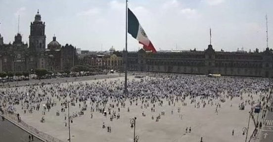 DavidVargasA18's tweet image. No llenaron el zócalo. Así está la derecha: Opaca, no movilizan, no acuerpan. Se desvanecen en su propio desconcierto.

Las fuerzas especiales de Claudio X González, se arrastran en plena caída.

El zócalo los rechaza: No es de los conservadores. Es del pueblo transformador.
RT👇