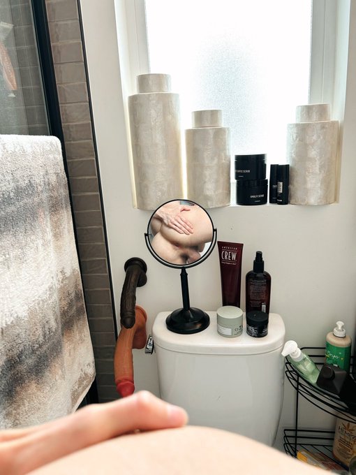 It&rsquo;s pretty chaotic in here. 🤭 https://t.co/gkAj3un01p