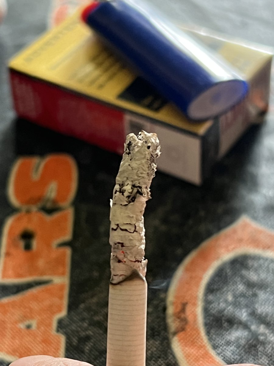 smilindesporado's tweet image. #potus44,#potus43, The reason why the cigarette is staying together is because of the ( fire safety chemical dip ) that cigarettes are put in …