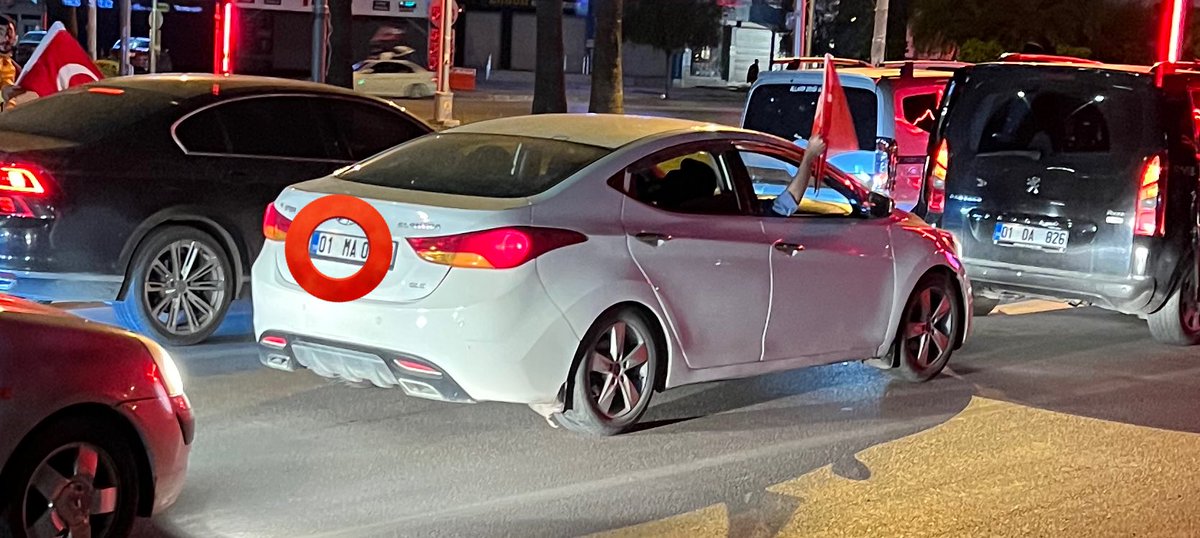 Anavatanını satan adamlar, kendi çıkarlarını düşünerek bizim vatanımızın kaderini belirliyor. Yetmiyor, sırf kendi ülkelerine gönderilmeyecek olmalarını kutsal olan bayrağımızla kutluyorlar. Sorsan milliyetçilik kazandı